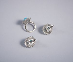 . : Parure composta da orecchini e anello in oro bianco 18k con brillanti e turchesi cabochon e diamanti bianchi taglio a brillante totale ct. 5,50 circa  - Asta GIOIELLI - OROLOGI - ALL I WANT FOR CHRISTMAS Online - Associazione Nazionale - Case d'Asta italiane