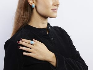 . : Parure composta da orecchini e anello in oro bianco 18k con brillanti e turchesi cabochon e diamanti bianchi taglio a brillante totale ct. 5,50 circa  - Asta GIOIELLI - OROLOGI - ALL I WANT FOR CHRISTMAS Online - Associazione Nazionale - Case d'Asta italiane