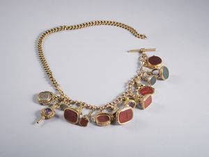 . : Raro e squisito bracciale con n. 13 sigilli e catena per allungo a collana in oro basso titolo.  - Asta GIOIELLI - OROLOGI - ALL I WANT FOR CHRISTMAS Online - Associazione Nazionale - Case d'Asta italiane