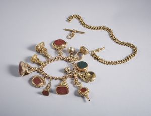 . : Raro e squisito bracciale con n. 13 sigilli e catena per allungo a collana in oro basso titolo.  - Asta GIOIELLI - OROLOGI - ALL I WANT FOR CHRISTMAS Online - Associazione Nazionale - Case d'Asta italiane