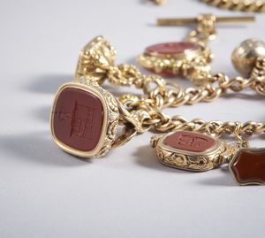 . : Raro e squisito bracciale con n. 13 sigilli e catena per allungo a collana in oro basso titolo.  - Asta GIOIELLI - OROLOGI - ALL I WANT FOR CHRISTMAS Online - Associazione Nazionale - Case d'Asta italiane