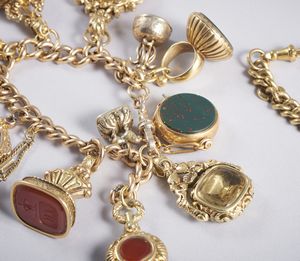 . : Raro e squisito bracciale con n. 13 sigilli e catena per allungo a collana in oro basso titolo.  - Asta GIOIELLI - OROLOGI - ALL I WANT FOR CHRISTMAS Online - Associazione Nazionale - Case d'Asta italiane