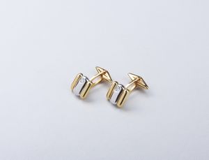 . - Coppia di gemelli in oro giallo e bianco 18k con diamante incastonato dal peso di 0,20 ct.