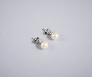 . - Un paio di orecchini in oro bianco 18k con due perle sferiche (7,60 mm).