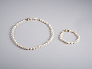 . - Filo e bracciale di perle sferiche coltivate (7,80 mm) componibili con chiusura in oro giallo 18k.