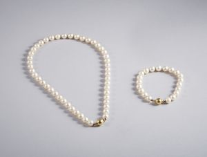 . : Filo e bracciale di perle sferiche coltivate (7,80 mm) componibili con chiusura in oro giallo 18k.  - Asta GIOIELLI - OROLOGI - ALL I WANT FOR CHRISTMAS Online - Associazione Nazionale - Case d'Asta italiane