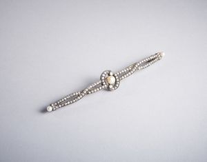. - Elegante spilla dco in oro e argento con 3 perle naturali, due diamanti taglio antico da 0,45 ct. ca. circa e diamanti taglio a rosetta.