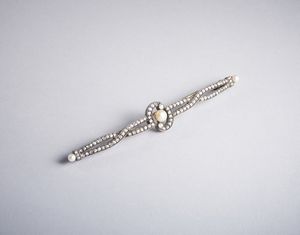 . - Elegante spilla dco in oro e argento con 3 perle naturali, due diamanti taglio antico da 0,45 ct. ca. circa e diamanti taglio a rosetta.