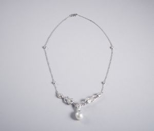 . - Collana in oro bianco 18k con perla bianca ovale coltivata 12,20 mm con diamanti bianchi  taglio a brillante di 1,50 ct. ca. totale.