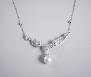 . : Collana in oro bianco 18k con perla bianca ovale coltivata 12,20 mm con diamanti bianchi  taglio a brillante di 1,50 ct. ca. totale.  - Asta GIOIELLI - OROLOGI - ALL I WANT FOR CHRISTMAS Online - Associazione Nazionale - Case d'Asta italiane