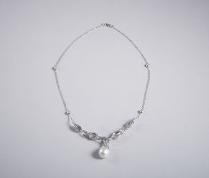 . : Collana in oro bianco 18k con perla bianca ovale coltivata 12,20 mm con diamanti bianchi  taglio a brillante di 1,50 ct. ca. totale.  - Asta GIOIELLI - OROLOGI - ALL I WANT FOR CHRISTMAS Online - Associazione Nazionale - Case d'Asta italiane