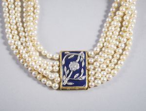 . : Collana antica con sei fili di perle e chiusura in oro giallo. Lavorazione con lapislazzulo e decorazioni floreali in oro bianco 18k con diamanti taglio huit-huit circa 0,12 ct., perle di grandezza 4,30-4,50 mm.  - Asta GIOIELLI - OROLOGI - ALL I WANT FOR CHRISTMAS Online - Associazione Nazionale - Case d'Asta italiane