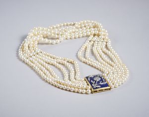 . : Collana antica con sei fili di perle e chiusura in oro giallo. Lavorazione con lapislazzulo e decorazioni floreali in oro bianco 18k con diamanti taglio huit-huit circa 0,12 ct., perle di grandezza 4,30-4,50 mm.  - Asta GIOIELLI - OROLOGI - ALL I WANT FOR CHRISTMAS Online - Associazione Nazionale - Case d'Asta italiane