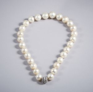 . - Collana di perle australiane (13-16 mm) con chiusura in oro bianco 18 carati  con diamanti bianchi taglio a brillante di 2,50 ct. ca.