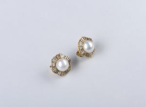 . - Paio di orecchini in oro giallo 18k con perle coltivate semisferiche e diamanti bianchi taglio a baguette dal peso stimato di 6 ct.ca.