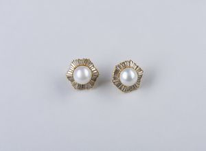 . : Paio di orecchini in oro giallo 18k con perle coltivate semisferiche e diamanti bianchi taglio a baguette dal peso stimato di 6 ct.ca.  - Asta GIOIELLI - OROLOGI - ALL I WANT FOR CHRISTMAS Online - Associazione Nazionale - Case d'Asta italiane