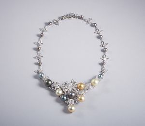 . - Collana artigianale con motivi floreali e farfalle in oro bianco 18k con pav di diamanti bianchi di 5,80 ct. ca. totali. Perle sferiche di eccezionale qualit Thaiti (da 7 a 13mm).