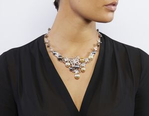. : Collana artigianale con motivi floreali e farfalle in oro bianco 18k con pav di diamanti bianchi di 5,80 ct. ca. totali. Perle sferiche di eccezionale qualit Thaiti (da 7 a 13mm).  - Asta GIOIELLI - OROLOGI - ALL I WANT FOR CHRISTMAS Online - Associazione Nazionale - Case d'Asta italiane
