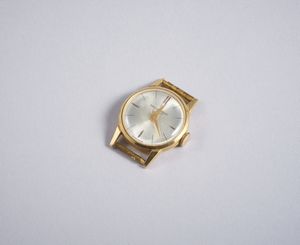 MAGAR - Orologio in oro giallo 18k di forma tonda.