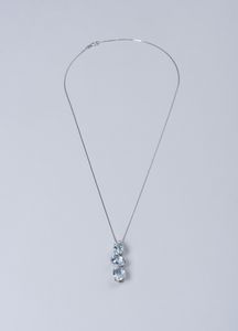 . : Ciondolo in oro bianco 18k con tre acquemarine ovali dal peso di 5,50 ct tot. e diamante taglio a brillante 0,06 ct.  - Asta GIOIELLI - OROLOGI - ALL I WANT FOR CHRISTMAS Online - Associazione Nazionale - Case d'Asta italiane