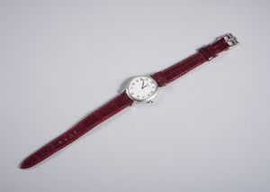 Piaget - Orologio in oro bianco 18k  di forma ovale con movimento meccanico, cifre arabe,  con cinturino in coccodrillo bordeaux e fibbia originale.