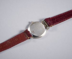 Piaget : Orologio in oro bianco 18k  di forma ovale con movimento meccanico, cifre arabe,  con cinturino in coccodrillo bordeaux e fibbia originale.  - Asta GIOIELLI - OROLOGI - ALL I WANT FOR CHRISTMAS Online - Associazione Nazionale - Case d'Asta italiane