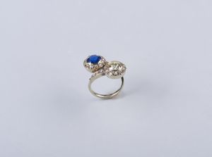 . - Antico anello contrari  in oro bianco 18 K con diamante taglio antico  di 1,88 ct. c.a. e zaffiro blu intenso taglio brillante di ct. 2,18 c.a. e diamanti naturali bianchi taglio a rosa ct. 0,40 c.a.