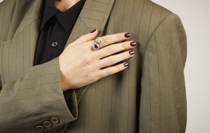 . : Antico anello contrari  in oro bianco 18 K con diamante taglio antico  di 1,88 ct. c.a. e zaffiro blu intenso taglio brillante di ct. 2,18 c.a. e diamanti naturali bianchi taglio a rosa ct. 0,40 c.a.  - Asta GIOIELLI - OROLOGI - ALL I WANT FOR CHRISTMAS Online - Associazione Nazionale - Case d'Asta italiane