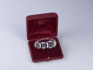 . - Elegante bracciale semi rigido in oro bianco 18k con diamanti bianchi taglio brillante peso stimato di 13,50 ct. ca. e zaffiri blu dal peso stimato di 28,50 ct. ca.