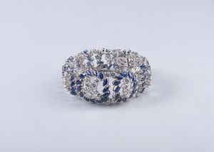 . : Elegante bracciale semi rigido in oro bianco 18k con diamanti bianchi taglio brillante peso stimato di 13,50 ct. ca. e zaffiri blu dal peso stimato di 28,50 ct. ca.  - Asta GIOIELLI - OROLOGI - ALL I WANT FOR CHRISTMAS Online - Associazione Nazionale - Case d'Asta italiane