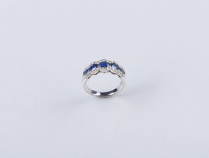 . - Anello in oro bianco 18k con zaffiri blu ovali dal peso stimato di 2,00 ct. tot. e piccoli diamanti 0,60 ct. ca.
