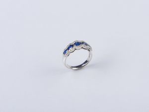 . : Anello in oro bianco 18k con zaffiri blu ovali dal peso stimato di 2,00 ct. tot. e piccoli diamanti 0,60 ct. ca.  - Asta GIOIELLI - OROLOGI - ALL I WANT FOR CHRISTMAS Online - Associazione Nazionale - Case d'Asta italiane