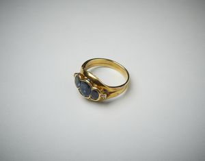 . : Anello in oro giallo 750/1000 con tre zaffiri di circa 2,00 ct. e due piccoli diamanti bianchi di 0,12 ct.  totali.  - Asta GIOIELLI - OROLOGI - ALL I WANT FOR CHRISTMAS Online - Associazione Nazionale - Case d'Asta italiane