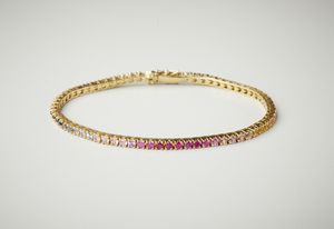 . - Bracciale modello tennis rainbow in oro giallo 18 carati e zaffiri multicolore di 4,60 ct.