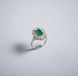 . - Anello in platino con diamanti bianchi taglio a brillante 1.35 ct. ca. e smeraldo taglio a smeraldo 1.5 ct.