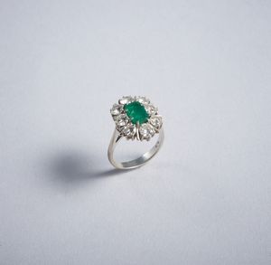 . - Anello in platino con diamanti bianchi taglio a brillante 1.35 ct. ca. e smeraldo taglio a smeraldo 1.5 ct.