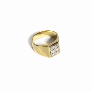 . - Anello in oro giallo 18k con 6 diamanti taglio smeralo di 1,70 ct. ca.