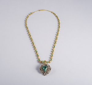 . - Collana con eccezionale e raro ciondolo XIX secolo in argento e oro basso titolo con diamanti taglio antico. Recante uno smeraldo colombiano di forma poligonale del peso stimato di 5 ct. ca.