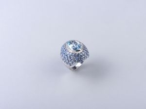 LEO PIZZO : Anello in oro bianco 18k con acquamarina centrale da 11,50 ct. e contorno di brillanti da 0.40 ct. ca. Circondato da 92 starliti per un totale di 18 ct.  - Asta GIOIELLI - OROLOGI - ALL I WANT FOR CHRISTMAS Online - Associazione Nazionale - Case d'Asta italiane