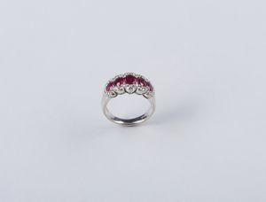 . : Anello a fascia in oro bianco 18k con rubini da 1,09 ct. ca. e diamanti taglio a brillante dal peso stimato di 0,60 ct.  - Asta GIOIELLI - OROLOGI - ALL I WANT FOR CHRISTMAS Online - Associazione Nazionale - Case d'Asta italiane