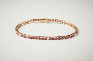 . - Bracciale tennis in oro giallo 18 carati con rubini dal peso di 3,50 ct. e diamanti dal peso di 0,20 ct.