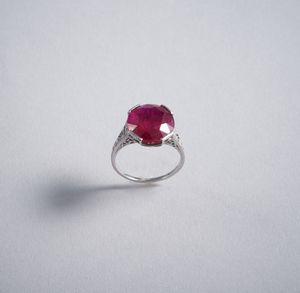 TIFFANY : Notevole e delizioso anello Tiffany in oro bianco 18k con rubino centrale taglio cuscino di 9,35ct. ca. Con contorno di 14 diamanti taglio huit-huit. Anni 40.  - Asta GIOIELLI - OROLOGI - ALL I WANT FOR CHRISTMAS Online - Associazione Nazionale - Case d'Asta italiane