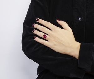 TIFFANY : Notevole e delizioso anello Tiffany in oro bianco 18k con rubino centrale taglio cuscino di 9,35ct. ca. Con contorno di 14 diamanti taglio huit-huit. Anni 40.  - Asta GIOIELLI - OROLOGI - ALL I WANT FOR CHRISTMAS Online - Associazione Nazionale - Case d'Asta italiane