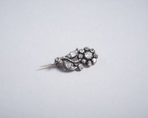 . - Deliziosa spilla a forma di fiore in oro bianco e argento con diamanti taglio antico. Inizi del XIX secolo.