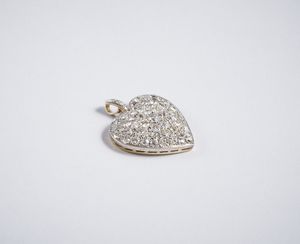 . - Pendente in oro giallo 750/1000  a forma di cuore in oro con diamanti bianchi  taglio antico di 5,00 ct. ca.