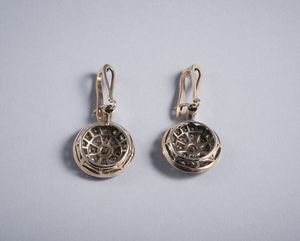 . : Orecchini a toppe pendenti in oro 18k con diamanti taglio antico per un tot. di circa 5,00 carati  - Asta GIOIELLI - OROLOGI - ALL I WANT FOR CHRISTMAS Online - Associazione Nazionale - Case d'Asta italiane