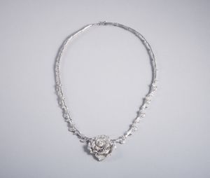 . - Collana artigianale con motivi floreali in oro bianco 18k, con pav di diamanti di 2,50 ct. ca. totali.