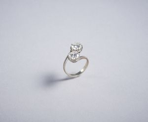. - Anello in oro bianco 18 kt con 2 due diamanti taglio brillante contrari da 2,30 ct. tot.