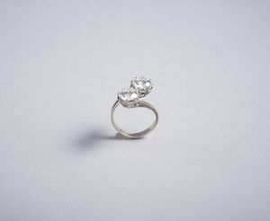 . : Anello in oro bianco 18 kt con 2 due diamanti taglio brillante contrari da 2,30 ct. tot.  - Asta GIOIELLI - OROLOGI - ALL I WANT FOR CHRISTMAS Online - Associazione Nazionale - Case d'Asta italiane