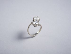 . : Anello in oro bianco 18 kt con 2 due diamanti taglio brillante contrari da 2,30 ct. tot.  - Asta GIOIELLI - OROLOGI - ALL I WANT FOR CHRISTMAS Online - Associazione Nazionale - Case d'Asta italiane
